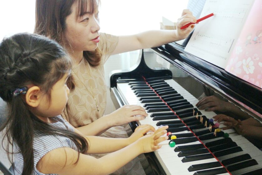 ピアノを教わる女の子