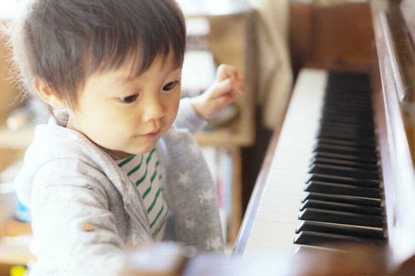 ピアノを教わる男の子
